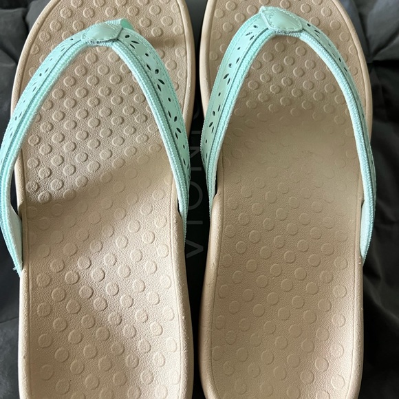 Size 10 VIONIC flip flops Seafoam - Picture 4 of 6